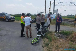 Heroik! Pengendara Motor Lolos dari Maut dengan Melompat saat Ditabrak KRL Jogja-Solo