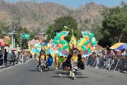 Karnaval Batik Winogiren di Alun-Alun Wonogiri Menjadi Magnet Penonton