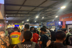 Kereta Anjlok di Kulonprogo, Stasiun Lempuyangan Malam Ini Riuh Penumpang Batal Berangkat