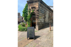 Kafe di Inggris Ternyata Bekas Toilet Umum, Punya Desain Mirip Hogwarts