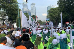 Pendaftaran Capres Cawapres, Pasangan AMIN Disambut Ribuan Pendukungnya di Depan KPU