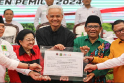 Ganjar-Mahfud Tiba di Tugu Proklamasi Sebelum Daftar ke KPU