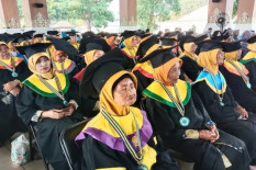 KISAH INSPIRATIF: Perempuan Ini Mengikuti Wisuda di Usia 76 Tahun