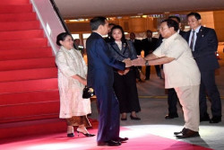 Tiba di Tanah Air, Presiden Jokowi Disambut Prabowo