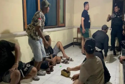 Pesta Miras di Area Parkir, Delapan Orang Ditangkap