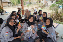 Kunjungi Rumah Produksi Pothil dan Gerabah, Mahasiswa PMM3 UNTIDAR Belajar Wirausaha