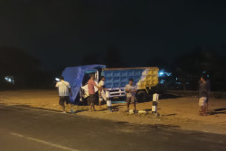 Sopir Ngantuk, Truk Tabrak Sejumlah Tiang Di Simpang Jejeran