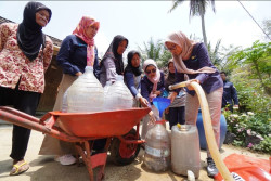 PLN Jogja Salurkan Bantuan Tangki Air Bersih kepada Ribuan Warga Terdampak di DIY