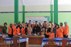 Tim PPK Ormawa GCC UAD Dampingi Warga Desa Caturharjo Produksi Arang Briket, Manfaatkan Sampah Sabut Kelapa