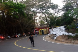 Kelebihan Muatan, Truk Terguling di Jalan Jogja-Wonosari