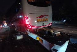 Bus Mira Hantam Rumah Warga di Ring Road Selatan Bantul