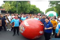 Erick Thohir dan Gibran Ikut Kirab Trofi Piala Dunia U-17 di Solo