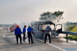 Mobil Elf Ludes Terbakar di Tol Sragen Ruas Ngawi-Solo