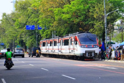 Mobil Parkir di Tepi Jalan, KA Batara Kresna Jurusan Surakarta-Wonogiri Terhenti