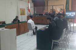 Mantan Kepala Dispertaru DIY Bacakan Selembar Surat di Luar Persidangan, Ini Isinya