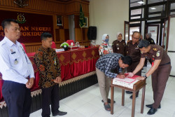 Polisi Penembak Warga Girisubo Bayar Restitusi Rp157,6 Juta