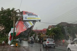 Puting Beliung Hajar Karanganyar, Pohon dan Baliho Caleg Bertumbangan