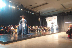 Busana Ulos Rejuvenation Berbahan Limbah Ramaikan JFW 2023
