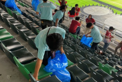 Timnas Indonesia vs Ekuador: Suporter Bersihkan Gelora Bung Tomo Usai Laga
