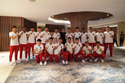 Beri Motivasi Garuda Muda, Radja Nainggolan Ingatkan Pemain Untuk Selalu Bekerja Keras