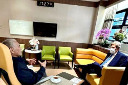 Luhut Bertemu John Kerry Bahas Proyek Emisi saat Pemulihan Kesehatan di Singapura