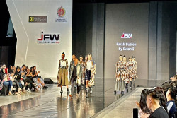 Pengalaman Desainer Pertama Kali Gunakan Wastra di JFW 2023