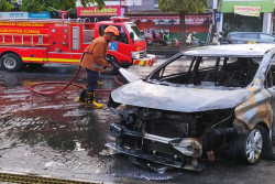 Diduga Korsleting, Mobil Terbakar di Jalan Affandi