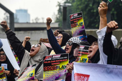 Ribuan Orang Demo Tolak Konser Coldplay, Minta Sandiaga Uno dan Mahfud Md Bertobat