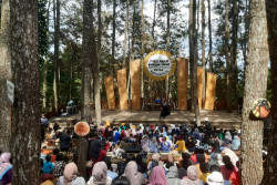 Mendongeng di Hutan Pinus, Antusiasme Pengunjung Meningkat Setiap Tahun