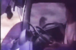 Viral Sopir "Bawa Kabur" Preman, Ini Video Lengkap Pemalak Bergelantungan di Truk