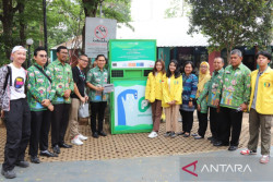 Dongkrak Kesadaran Masyarakat Mengolah Sampah, Menteng Miliki Mesin Tukar Botol Plastik Jadi Uang