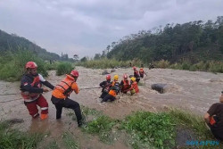 10 Mahasiswa UPS Tegal Terjebak Air Bah di DAS Kaliagung