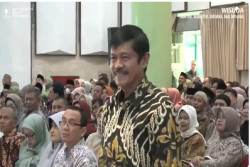Momen Rektor UII Minta Indra Sjafri Berdiri saat Menghadiri Wisuda Anaknya