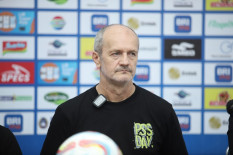Pelatih PSS Bidik Bek Tengah Anyar