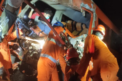 Elf Tabrak Pembatas Jalan di Kulonprogo, 1 Orang Tewas Terjepit