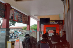 15 Napi Minum Miras Oplosan Hand Sanitizer, 2 Tewas