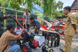 Dongkrak Produksi Pertanian, Pemkab Kulonprogo Berikan Bantuan Traktor
