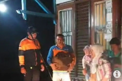 Terjebak Banjir, Seorang Ibu dan Kedua Anaknya Dievakuasi