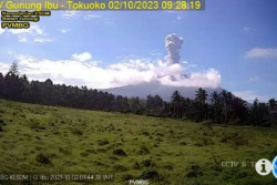 Gunung Ibu Luncurkan Abu Vulkanik Setinggi 1,2 Km