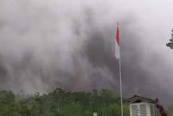 Merapi Keluarkan Awan Panas Siang Tadi, Daerah Ini Diguyur Hujan Abu Basah