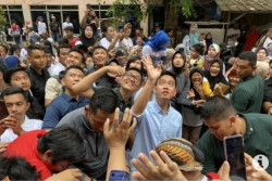 Ke Rusun Cilincing di Jakarta Utara, Gibran Bagi-bagi Buku