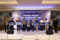 Plt Bupati Purworejo Serahkan Penghargaan kepada 5 Juara Lomba Film Pendek Gempur Rokok Ilegal