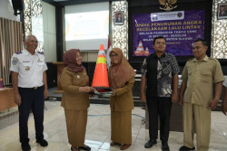 Cegah Kecelakaan, Pemkab Bagikan Traffic Cone untuk 72 Sekolah di Sleman