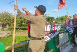 Dianggap Provokatif, Satpol PP Copot Sejumlah Spanduk Terkait Ade Armando