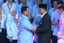 Persiapkan Diri untuk Debat Capres, Prabowo Subianto Minum Jamu