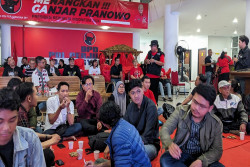 Ratusan Pendukung Ganjar-Mahfud Nonton Bareng Debat Perdana Pilpres 2024 di Kantor PDIP DIY