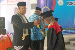 Di Sela-sela Aktivitas Berkebun, Santri Lansia Masih Sempat Belajar Ilmu Agama