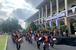 Kirab Budaya Nitilaku Meriahkan Dies Natalis UGM ke-74