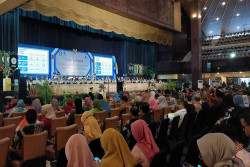 Gelar Rapat Terbuka Dies Natalis ke-74, UGM Siap Buka Pintu bagi Industri Masuk Kampus