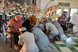 Empat Pasang Pengantin Nikah Bareng, Minta Restu ke Penghuni Panti Wredha Budi Dharma